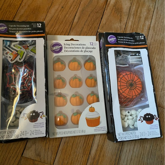New in Package Wilton Halloween/ Fall Theme Baking Set! - Picture 4 of 9